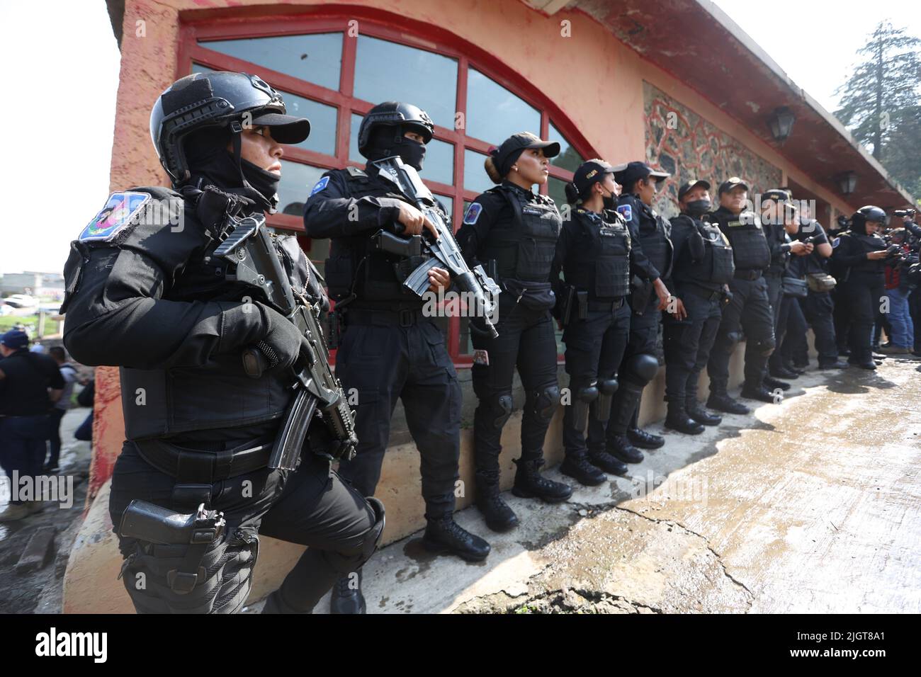 Città del Messico, Città del Messico, Messico. 12th luglio 2022. 12 luglio 2022, Città del Messico, Messico: Guardia nazionale e polizia anti-sommossa durante un'operazione dopo la sparatoria dovuta ad un confronto tra presunti sequestratori e membri della polizia della capitale, sulla strada federale Messico-Cuernavaca, chilometro 28 a San Miguel Topilejo, Con un saldo di 14 detenuti e due poliziotti feriti, il 12 luglio 2022 a Città del Messico, Messico. (Credit Image: © Luis Cortes/eyepix via ZUMA Press Wire) Foto Stock