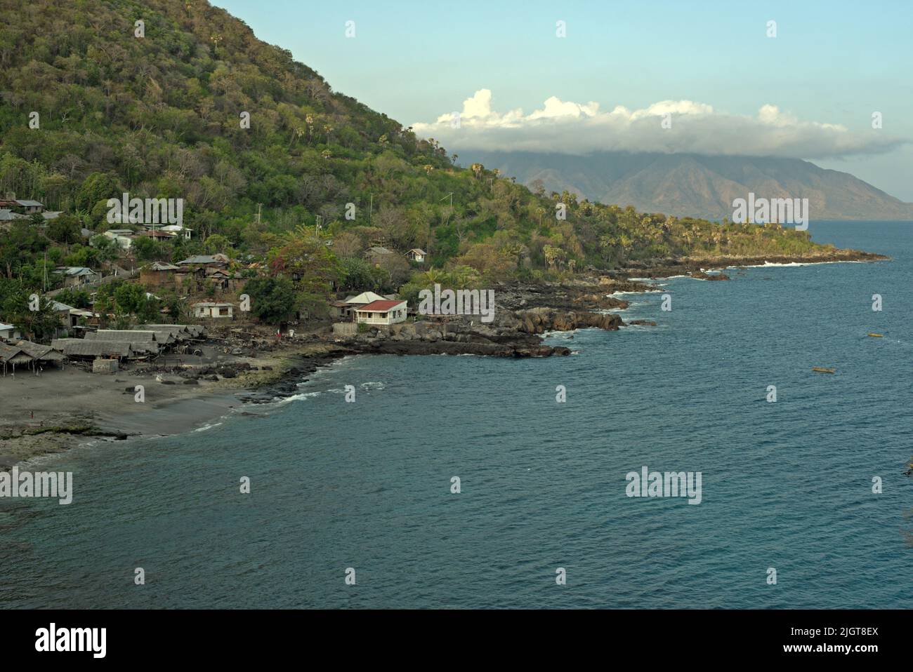 Paesaggio di villaggio di balene tradizionale chiamato 'Lamalera A', che si affaccia sul Mare di Savu e si trova a Lamalera, Wulandoni, Lembata, Nusa Tenggara Est, Indonesia. Foto Stock
