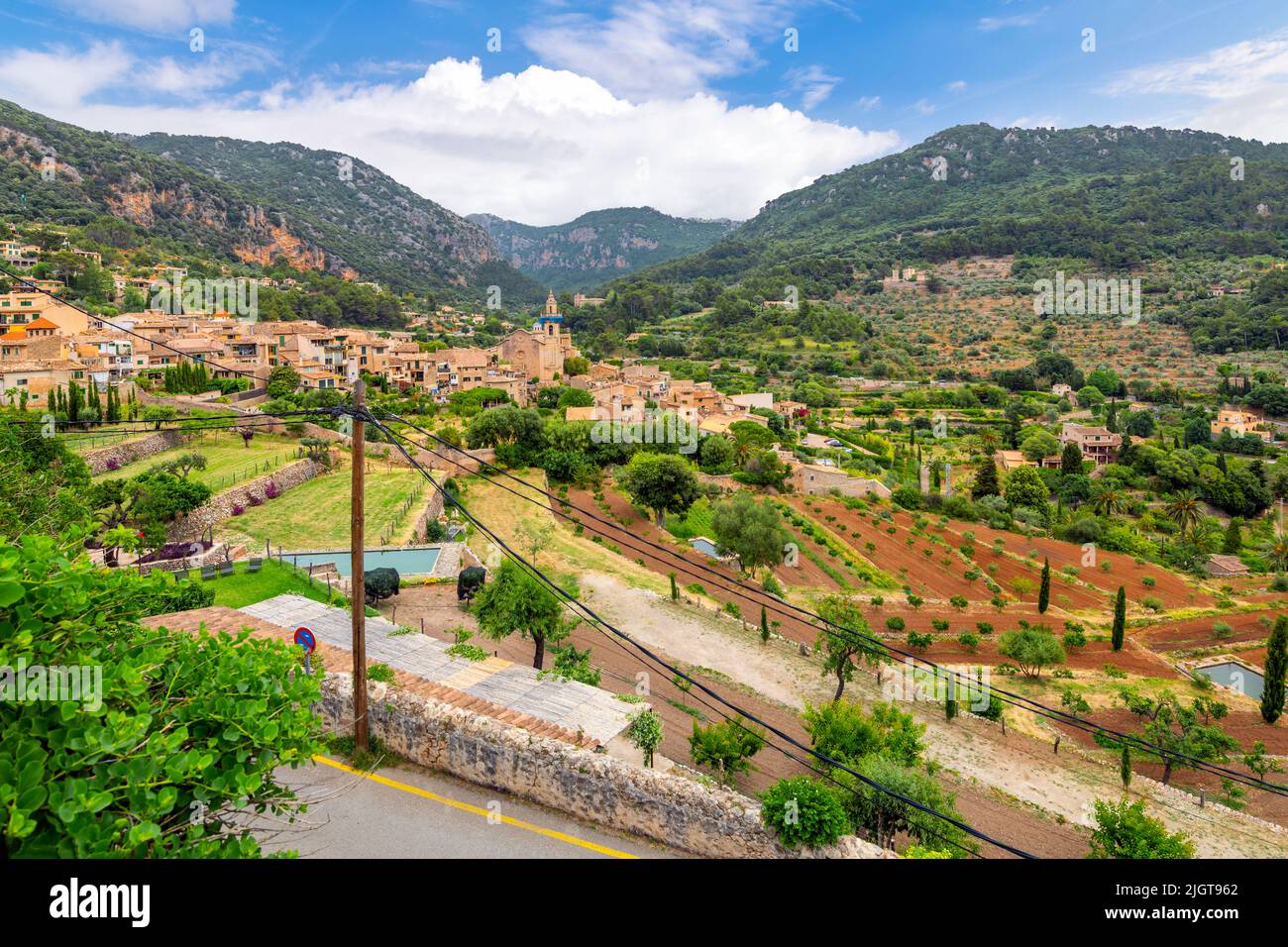Vista collinare della Valle di Soller e dei pittoreschi villaggi di Valldemossa, Spagna, sull'isola di Maiorca. Foto Stock