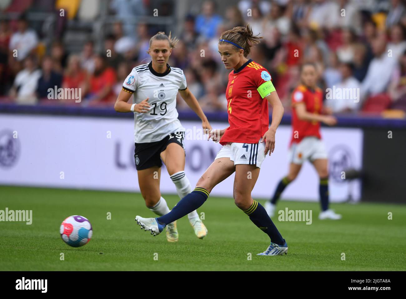 Irene Paredes (Spain Women)Klara Buhl (Germany Women) durante la partita UEFA Women s Euro England 2022 tra la Germania 2-0 Spagna al Brentford Community Stadium il 12 2022 luglio a Londra, Inghilterra. Credit: Maurizio Borsari/AFLO/Alamy Live News Foto Stock