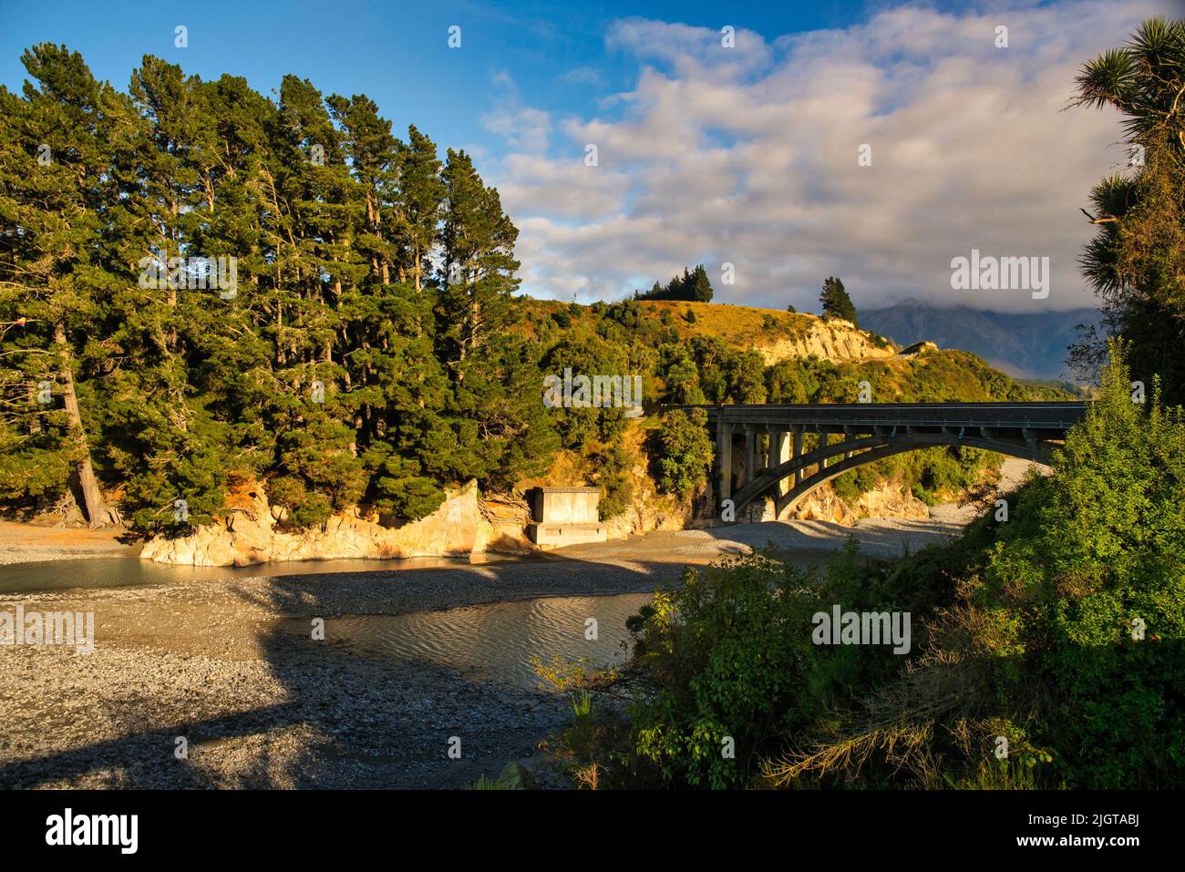 Il ponte stradale che attraversa il fiume Rakaia mentre scorre attraverso la gola Foto Stock