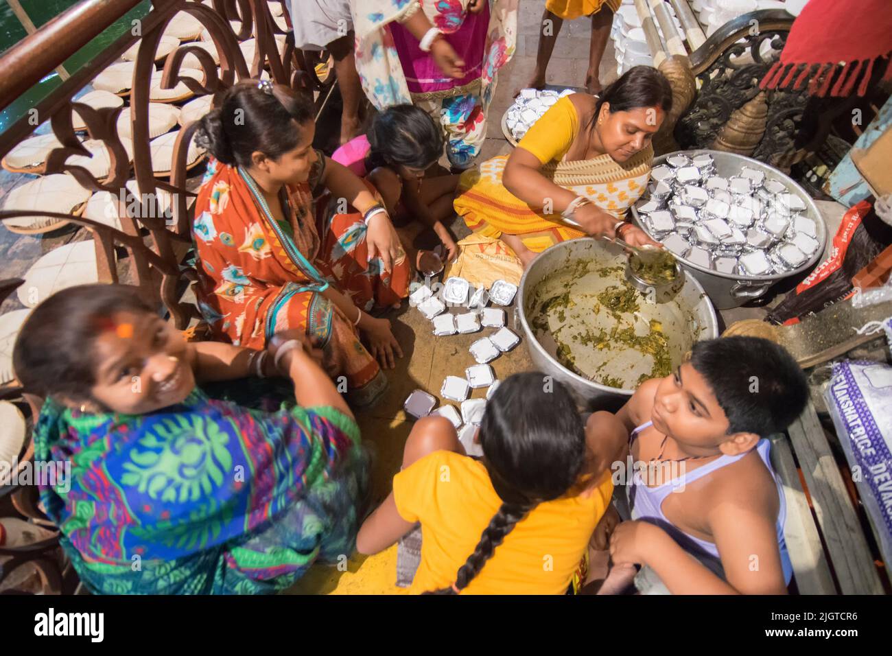 Kolkata, Bengala Occidentale, India - 5th Luglio 2017 : i devoti preparano vog impaccato, cibo Santo per Lord Hanuman ji per essere consumato più tardi dai suoi devoti. Foto Stock