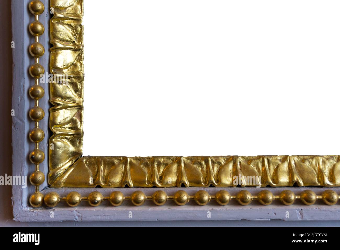 Primo piano parziale di angolo di novanta gradi di oro dorato decorato cornice storica con spazio copia Foto Stock