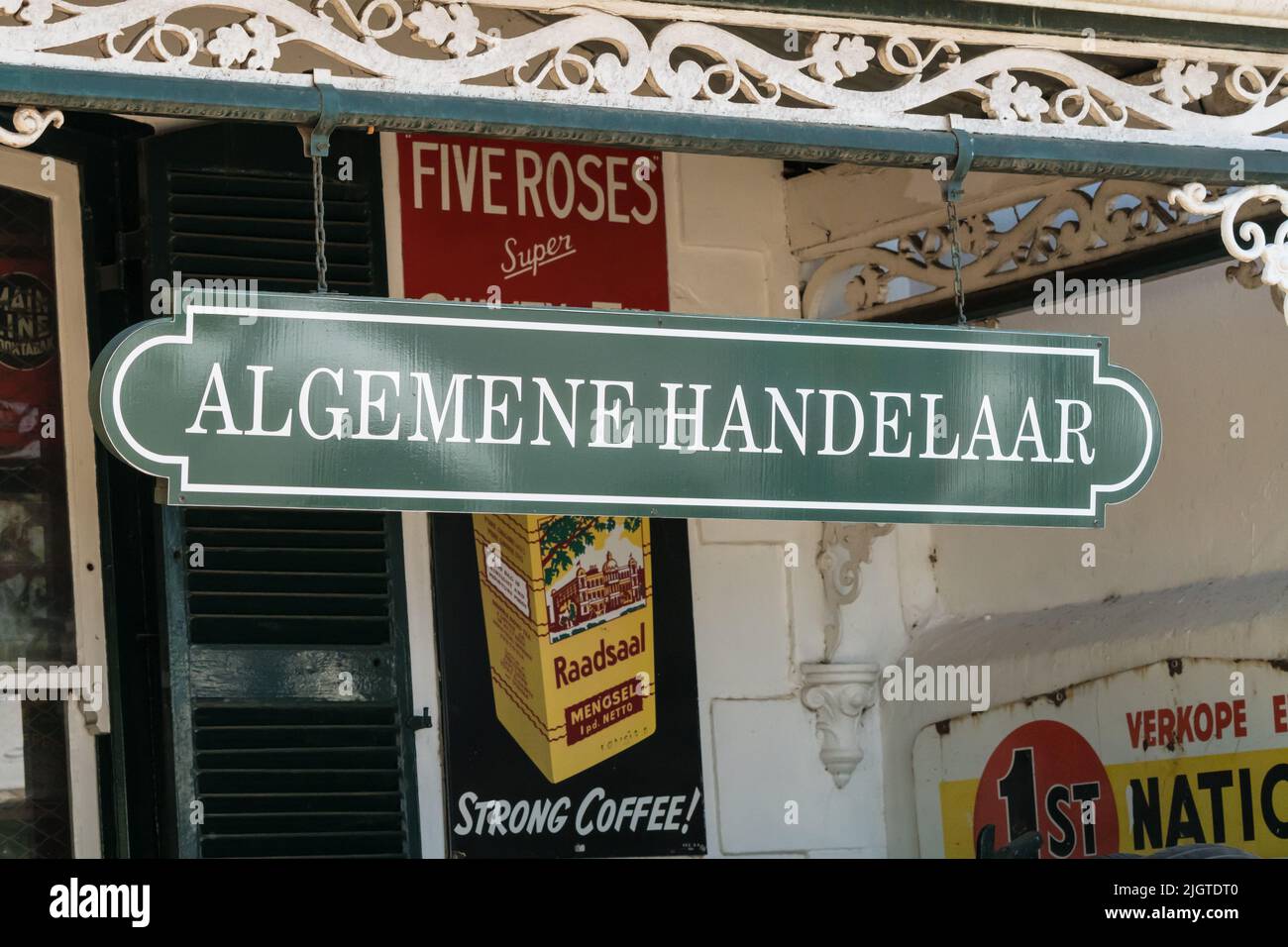 Algemene Handelaar che è la parola Afrikaans per commerciante generale in Sud Africa su un cartello primo piano su un edificio storico, Stellenbosch, Città del Capo Foto Stock