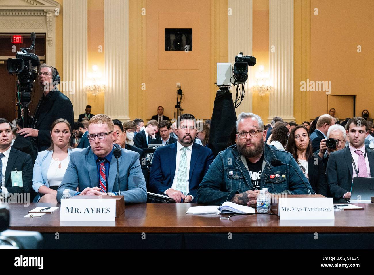 Washington, DC, USA, luglio 12, 2022. Stephen Ayres e Jason Van Tatenhove, un alleato del leader di Oath Keepers Stewart Rhodes durante un'audizione pubblica indagando l'attacco del 6 gennaio al Campidoglio degli Stati Uniti a Washington, DC, USA, Martedì, Luglio 12, 2022. Foto di Demetrius Freeman/Pool/ABACAPRESS.COM Foto Stock