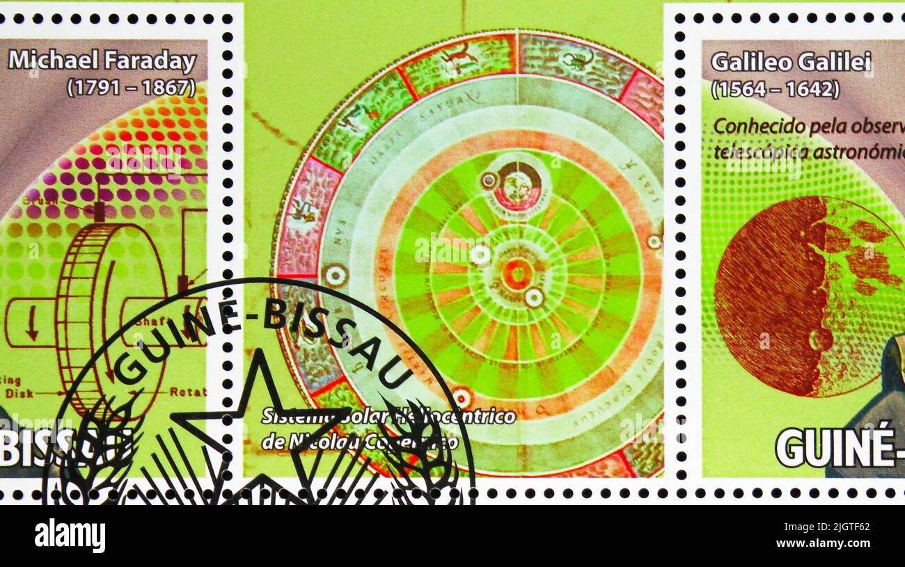 MOSCA, RUSSIA - 17 GIUGNO 2022: Francobollo stampato in Guinea-Bissau mostra il sistema solare di Nicolaus Copernicus, serie famosi fisici, circa 2009 Foto Stock