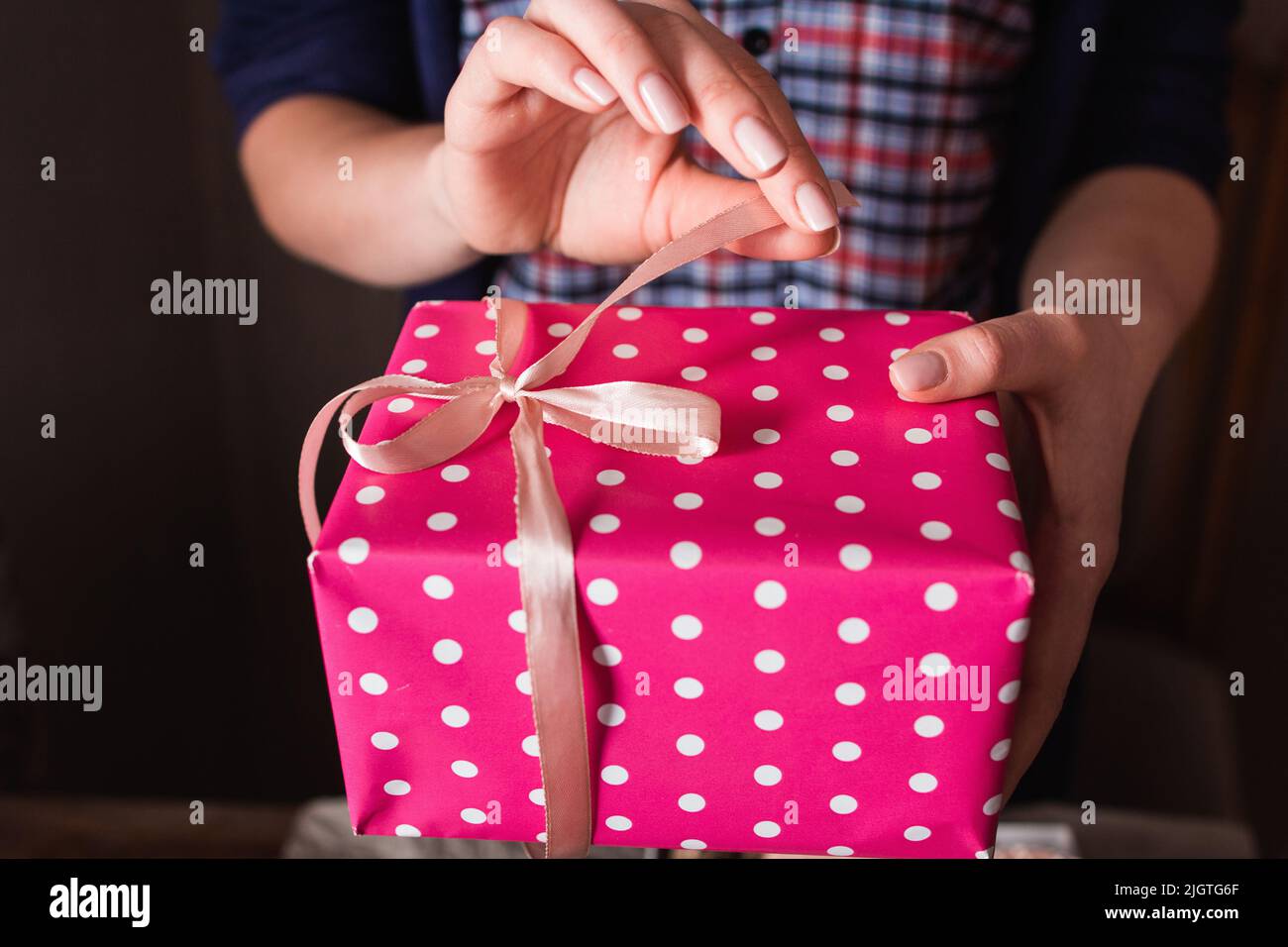 Donna apertura rosa scatola regalo primo piano Foto Stock