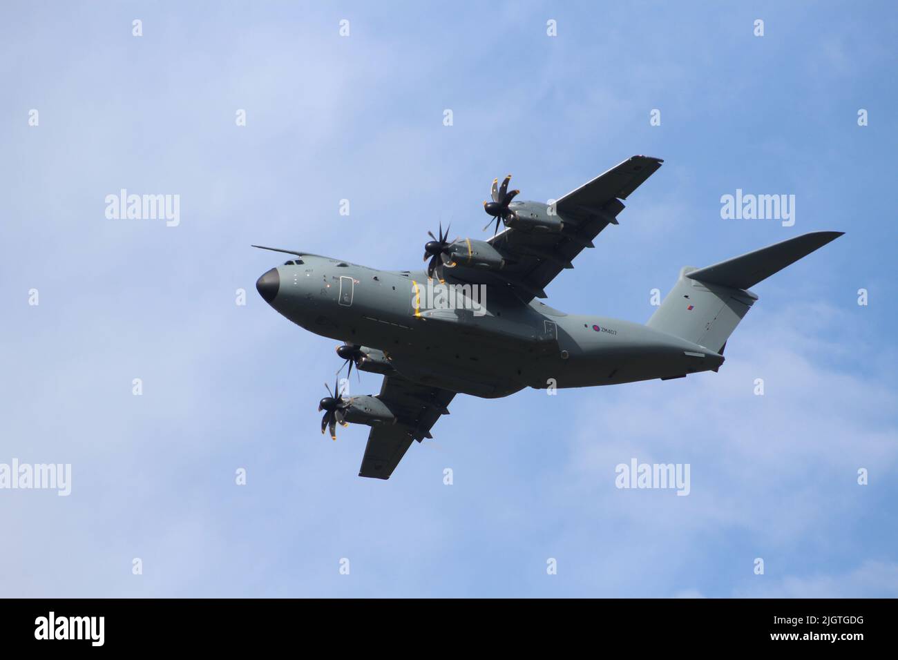 EXTER, DEVON, Regno Unito - 29 AGOSTO 2017 trasporto militare ZM407 volo di addestramento Royal Air Force Airbus A400 attraverso il Devon con un cielo azzurro Foto Stock