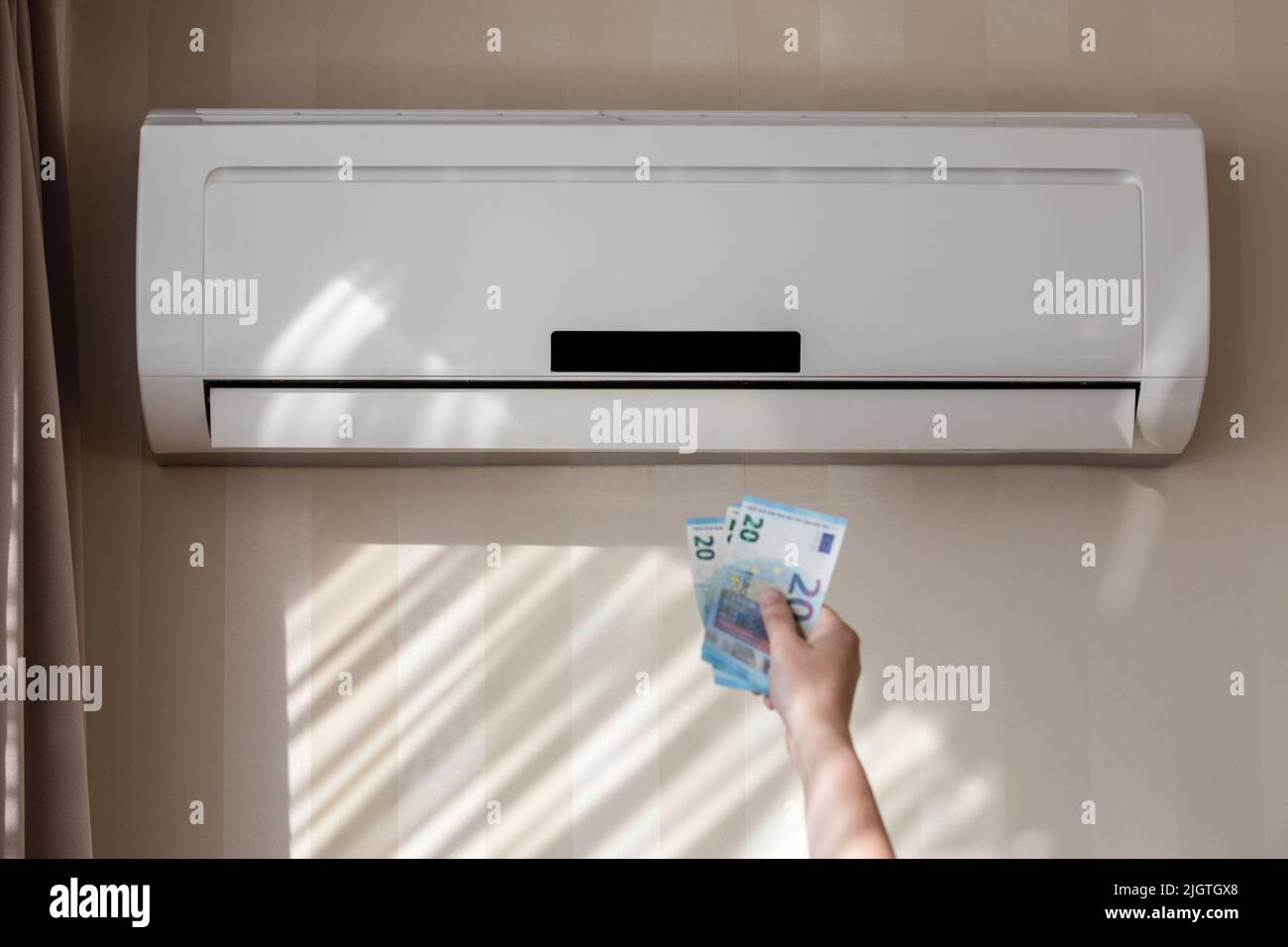 Pompa di calore e denaro. Prezzo del riscaldamento inflazione, riscaldamento costoso e l'elettricità.. Foto Stock