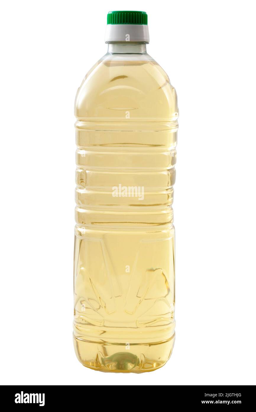 Bottiglia di plastica di olio vegetale o di semi isolata su sfondo bianco con ritaglio del percorso concetto per oli ricchi di pro infiammatorio omega 6 ac grasso Foto Stock