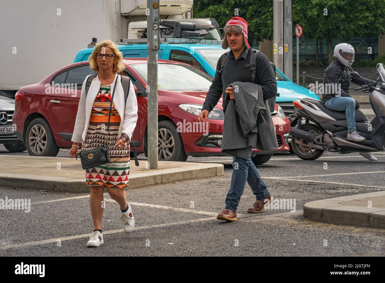 Persone che attraversano la strada in città. Dublino. Irlanda. Foto Stock