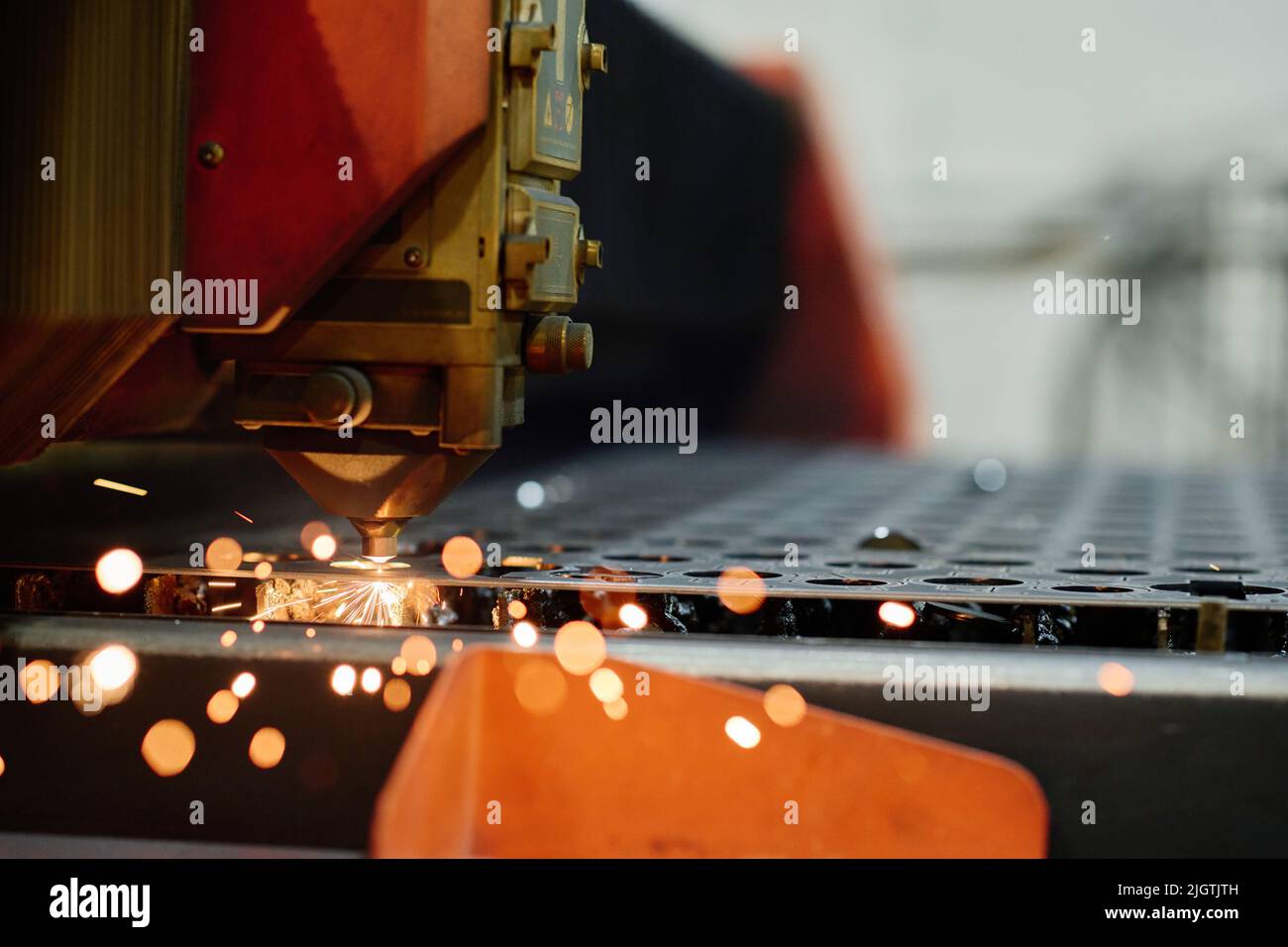 Primo piano della macchina con schema di taglio laser su lamiera in fabbrica Foto Stock