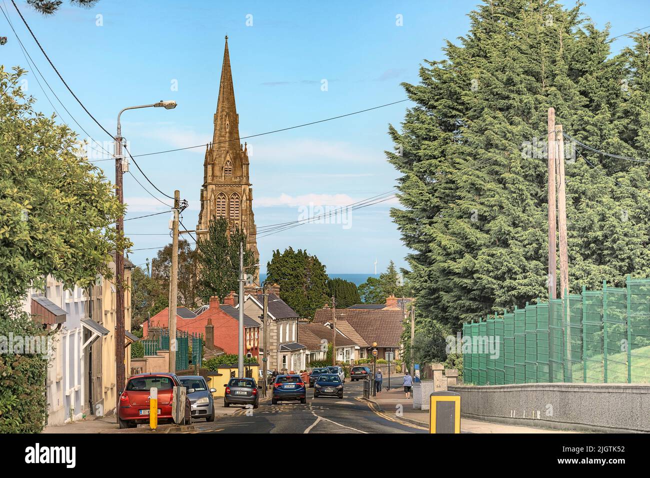 Il paesaggio urbano della strada Coolgreany con la chiesa di San Salvatore. Arklow. Irlanda Foto Stock