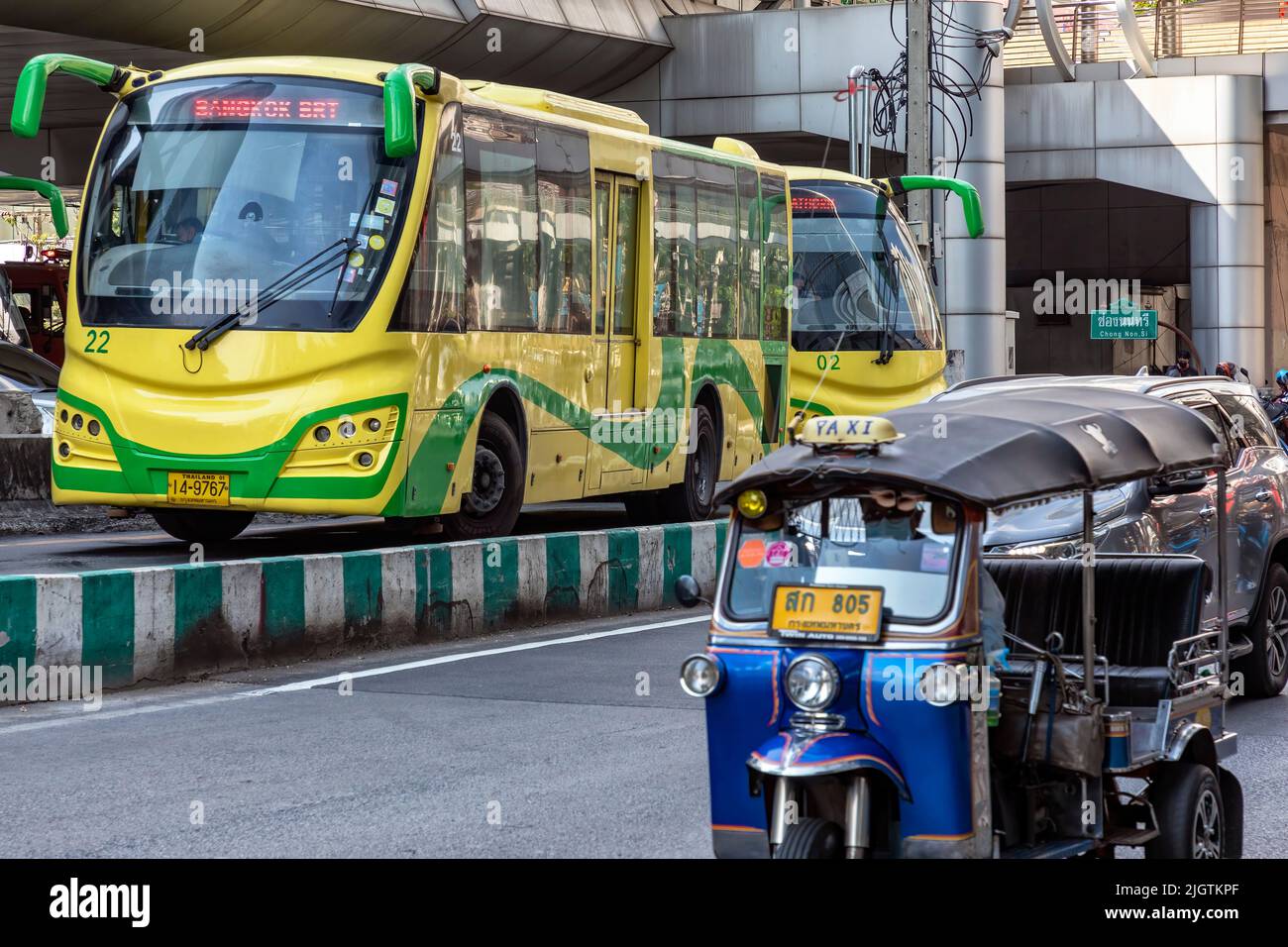 Autobus Rapid Transit, tuk tuk, alla stazione terminale di Sathorn, Bangkok, Thailandia Foto Stock