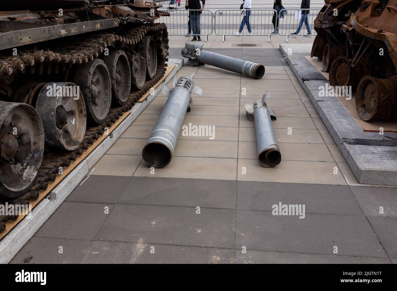Wrocław, POLONIA - 12 LUGLIO 2022: Distrutta esposizione russa di attrezzature militari 'per la tua e la nostra libertà' a Wrocław, resti di tre rocke russi Foto Stock