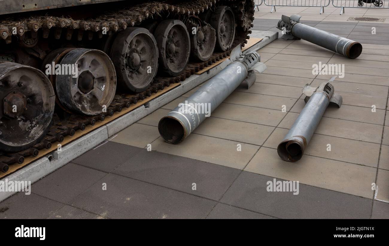 Wrocław, POLONIA - 12 LUGLIO 2022: Distrutta esposizione russa di attrezzature militari 'per la tua e la nostra libertà' a Wrocław, resti di razzi russi Foto Stock