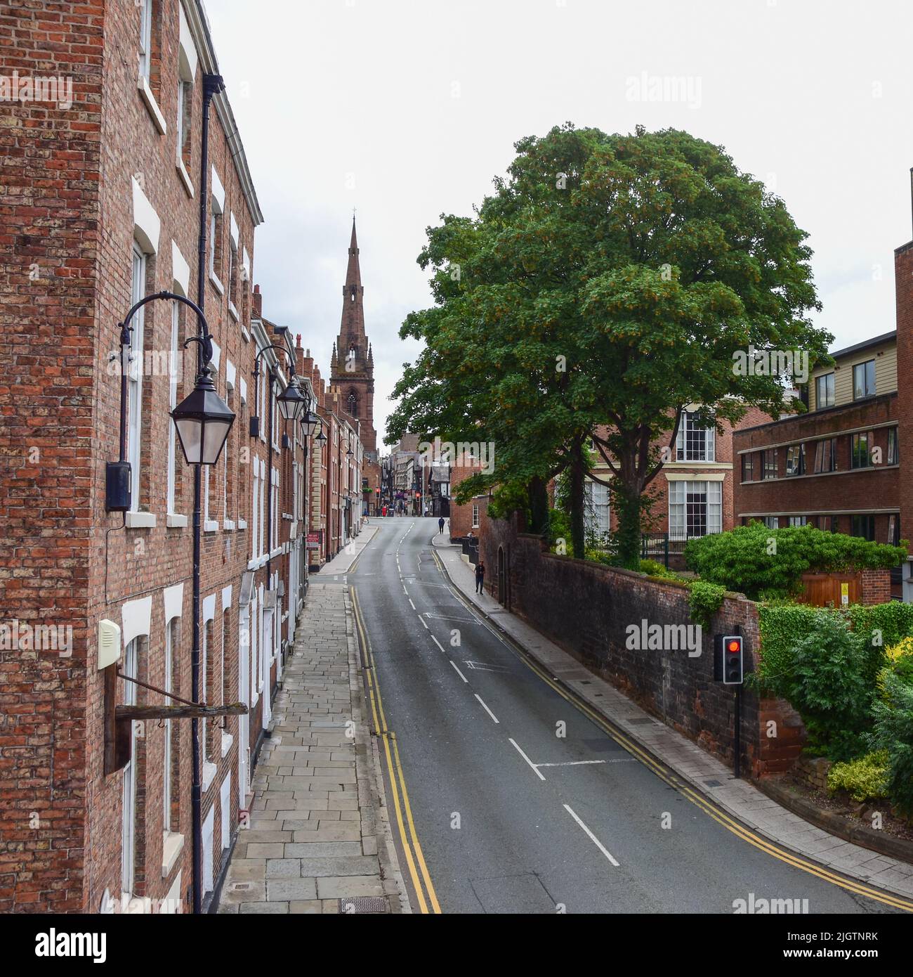 Chester, Regno Unito: 3 luglio 2022: Chester, Regno Unito: 3 luglio 2022: Una scena generale di Watergate Street a Chester Foto Stock