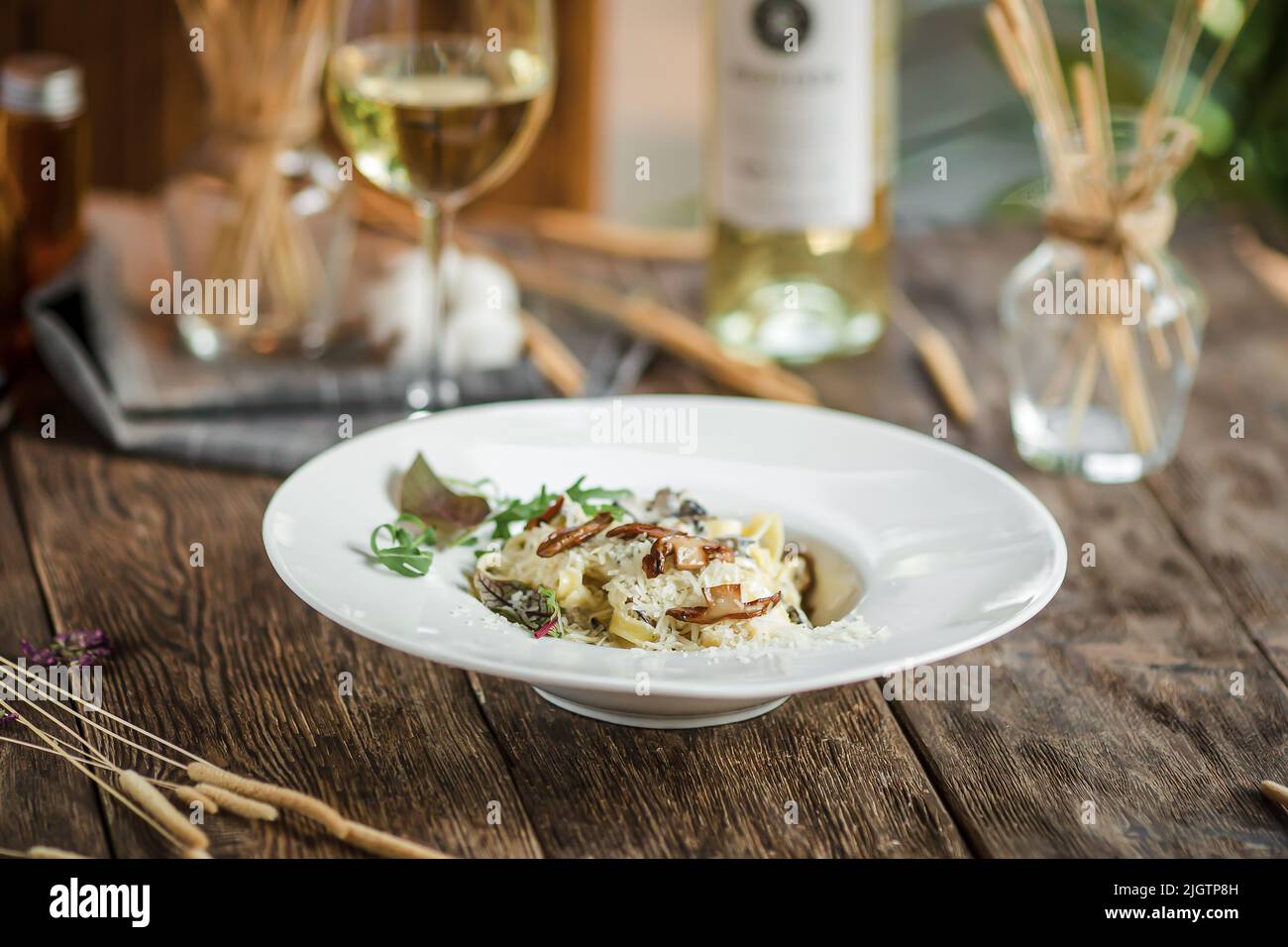 Porzione di tagliatelle ai funghi italiani Foto Stock