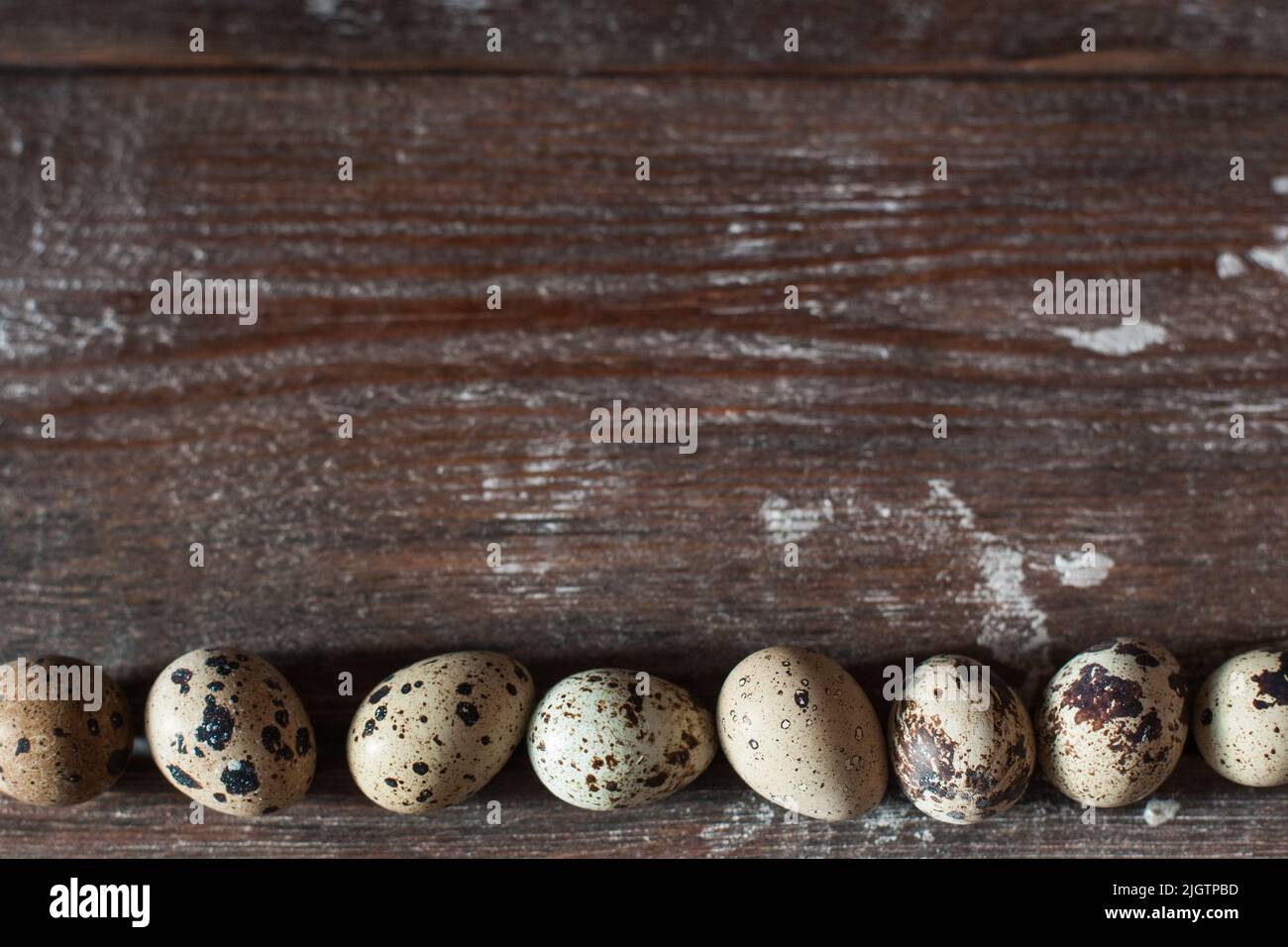 Uova di quaglia su tavola di legno piatto posare Foto Stock