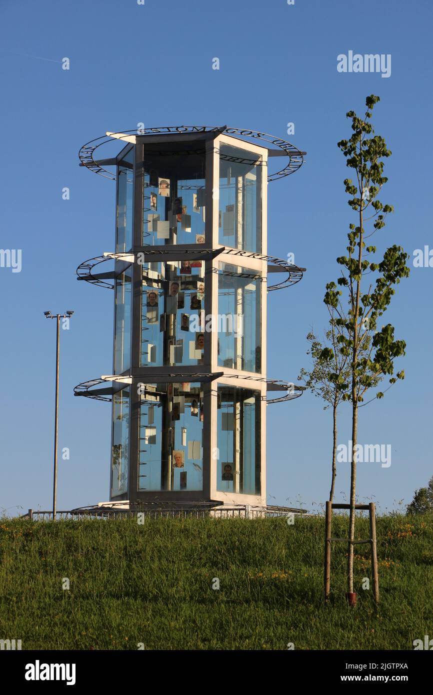 Scultura dell'artista Daniel Gutiérrez Adán sull'autostrada A-8 nei pressi di Cabezón de la SAL Cantabria Spagna che rappresenta l'unità tra razze e culture Foto Stock