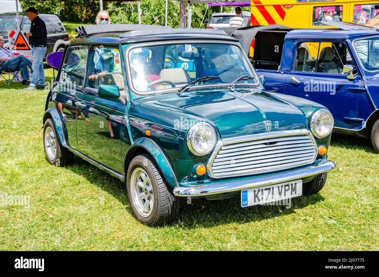 Vista frontale di un 1992 Rover Mini in verde al Berkshire Motor Show di Reading, Regno Unito Foto Stock