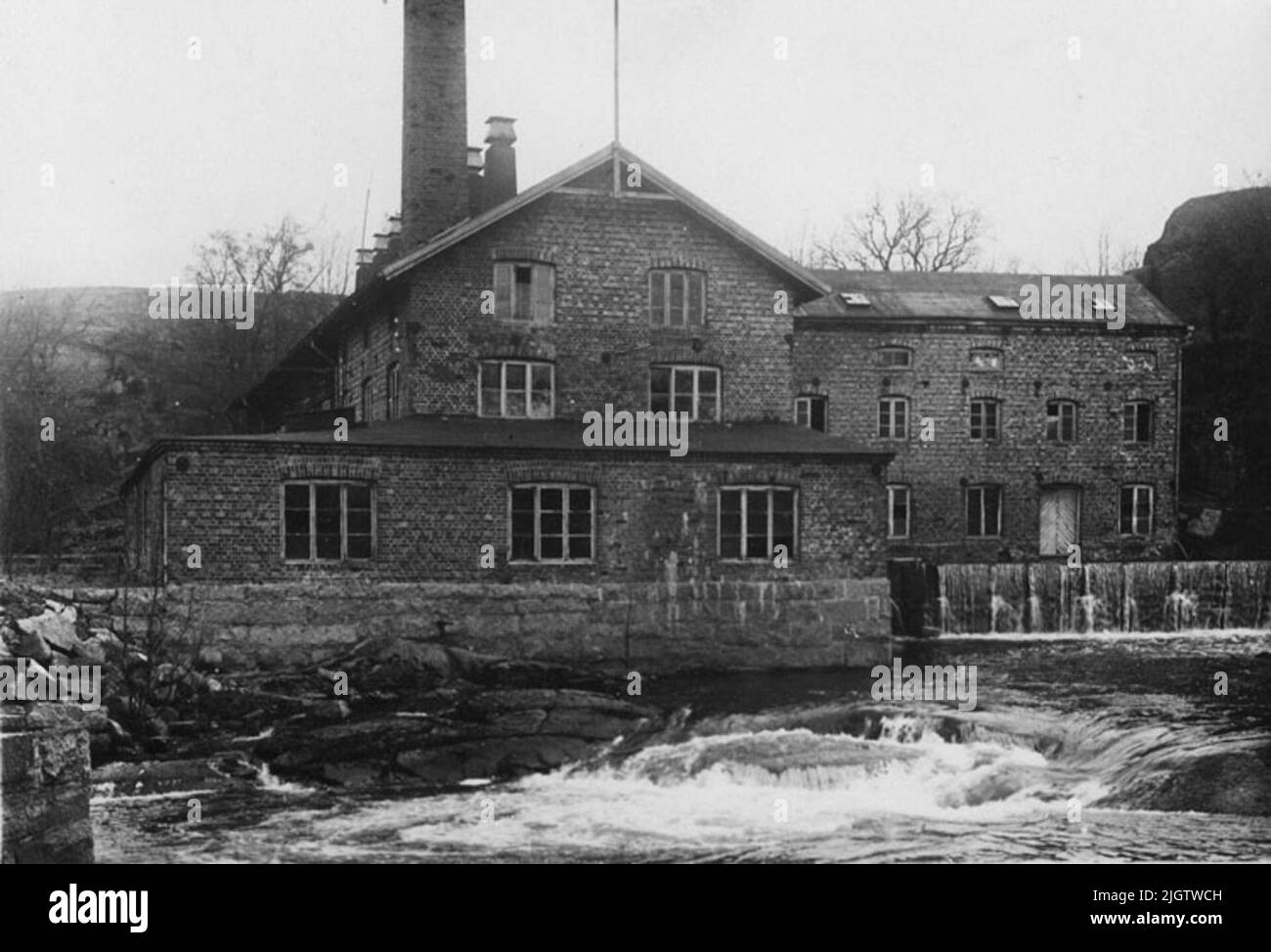 Nota: Uddevalla. La corsa superiore del mulino di carta di Katrinedal. Longs Bäveån è stata usata hydropower per vari tipi di operazioni di utilità come qui a Katrinedal dove un mulino di carta. Il fondatore del mulino era Jonas Strömdahl in 1835. Fonte: Uddevalla prima un libro di immagini. P. 140. Foto Stock