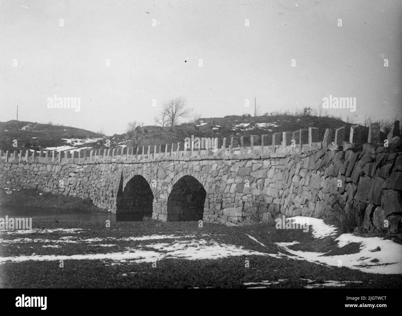 Nota: Uddevalla. Bäveån. Ponte di Kuröds. Il ponte di Kuröds del 1854 è un ponte in pietra a volta in due tratte su Bäveån. Il ponte di Kuröds è menzionato nelle fonti scritte già alla fine del 17th secolo. Al vecchio ponte di Kuröd si è levata una battaglia nel 1677. Fonte: Programma culturale di cura ambientale Uddevalla comune. P.370. Foto Stock