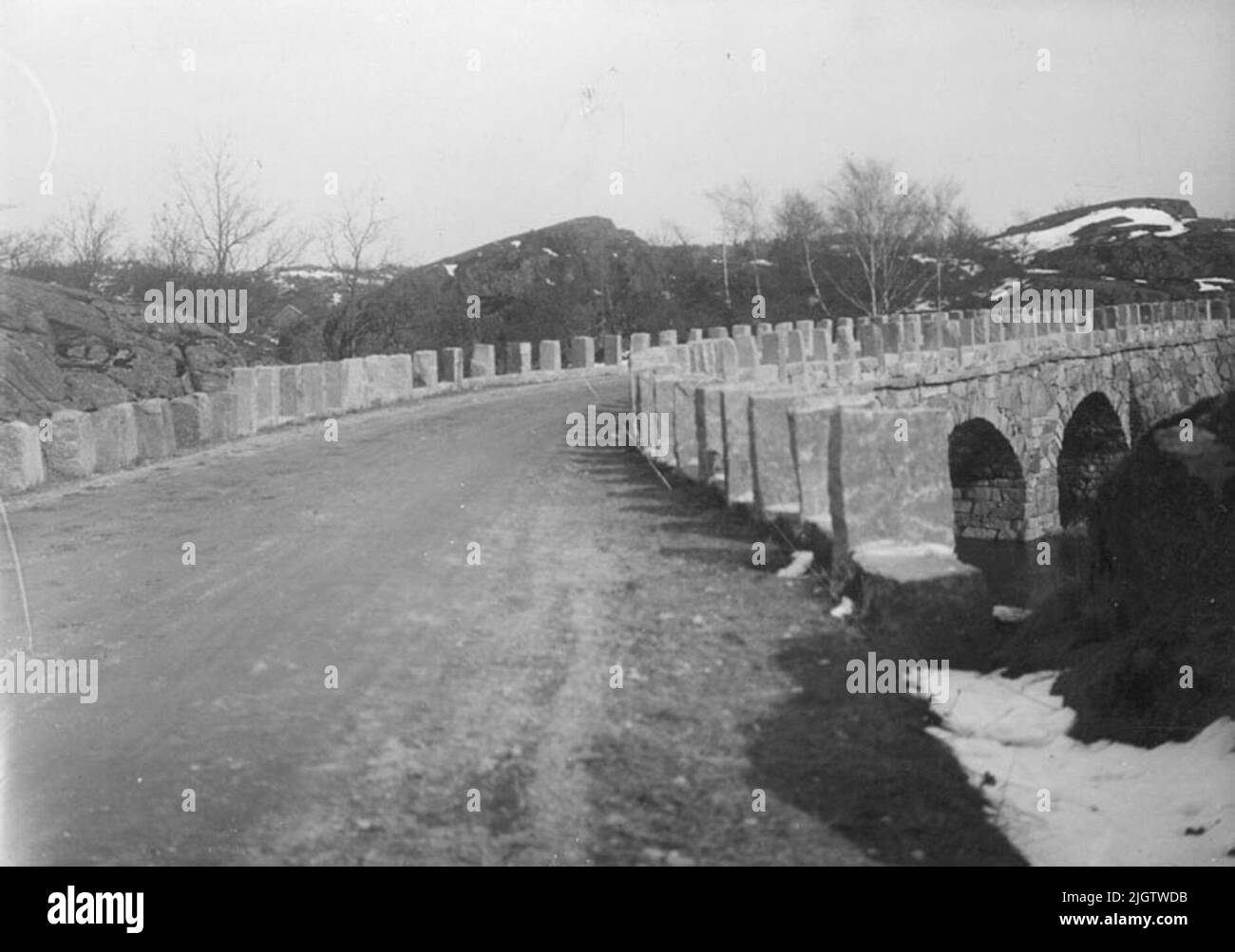 Nota: Uddevalla. Bäveån. Il ponte Kuröds Bro.kuröds del 1854 è un ponte in pietra a volta in due secchi su Bäveån. Il ponte di Kuröds è menzionato nelle fonti scritte già alla fine del 17th secolo. Al vecchio ponte di Kuröd si è levata una battaglia nel 1677. Fonte: Programma culturale di cura ambientale Uddevalla comune. P.370. Foto Stock