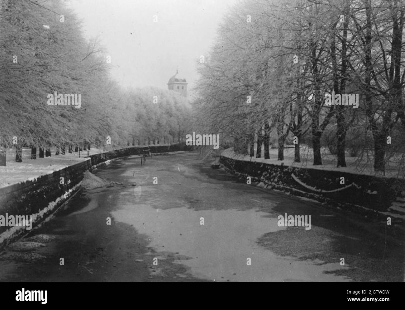 Nota: Il campanile con Bävån. I venti lungo Bäveån sono stati piantati nel 1845. Fonte: Uddevalla prima un libro di foto. Pag. 43. Foto Stock