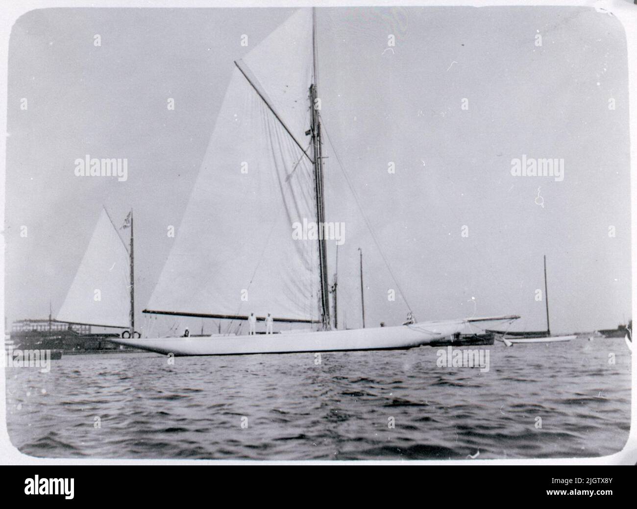 Didascalia per la copia nell'album fotografico: 'RenDesvous di Helsinki. Proprietario: Häradshövding Krogius, Hälsingfors. È stato grossista Gunnar Setterwall a Stoccolma che ha ordinato la barca Rendez-Vous II a Fife & Son, Fairlie in Scozia nel 1913. Lunghezza appena superiore a 27 m, larghezza 4,70 m, cilindrata 74 t. Il porto di casa era allora Särö a sud di Goteborg dove Setterwall viveva in estate. Setterwall possedeva in precedenza la barca a vela Rendez-Vous I. Sailing Hunting Rendez-Vous II, costruita nel 1913 Foto Stock