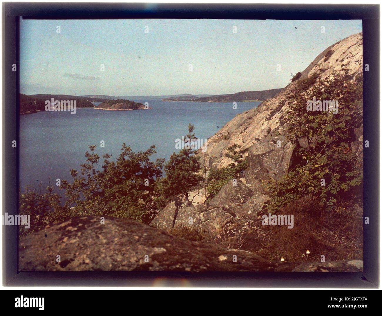 Rödön di Bohusgården, Uddevalla 1928 il motivo è incluso in una collezione di 18 lastre auto-cromate (lastre di vetro preparate con grani di amido molto piccoli e colorati in rosso Cinnober, giallo -verde e blu ultramarino) in formato 9x12, immagazzinato in un grafico ben fatto sul cui coperchio è inserito coperchio di legno sul cui coperchio è inserito il coperchio sul cui coperchio è il coperchio sul cui coperchio è il coperchio sul cui coperchio è il coperchio sul cui coperchio è il coperchio sul cui coperchio è il coperchio sul cui coperchio è il coperchio sul cui coperchio Il coperchio è il coperchio sul cui coperchio è il coperchio sul cui coperchio è il coperchio sul cui coperchio è il coperchio sul cui coperchio è il coperchio sul cui coperchio il coperchio sul cui coperchio è il coperchio sul cui coperchio è il Foto Stock