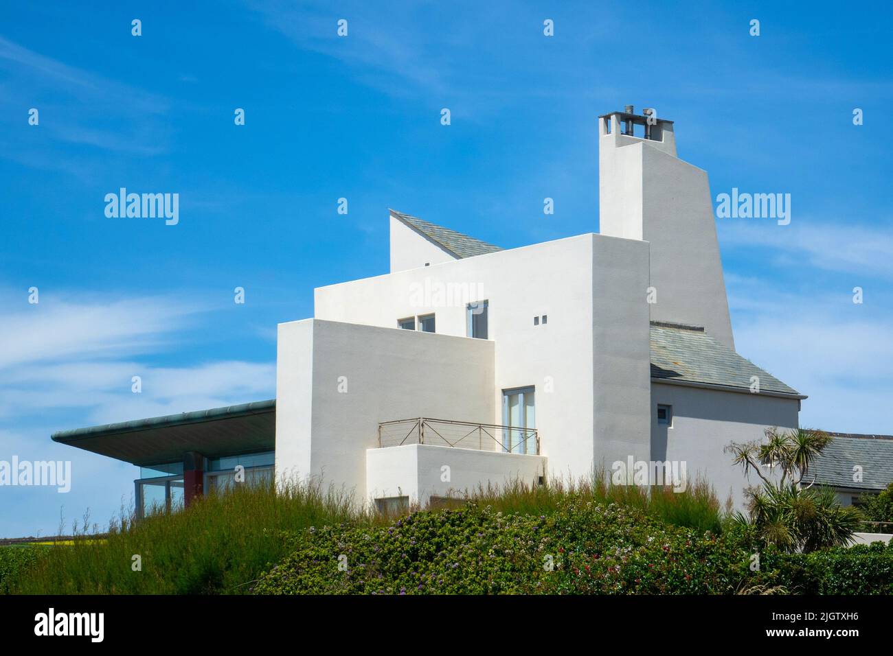Inghilterra, Devon, Baggy Point, casa bianca lungo il percorso della costa Foto Stock