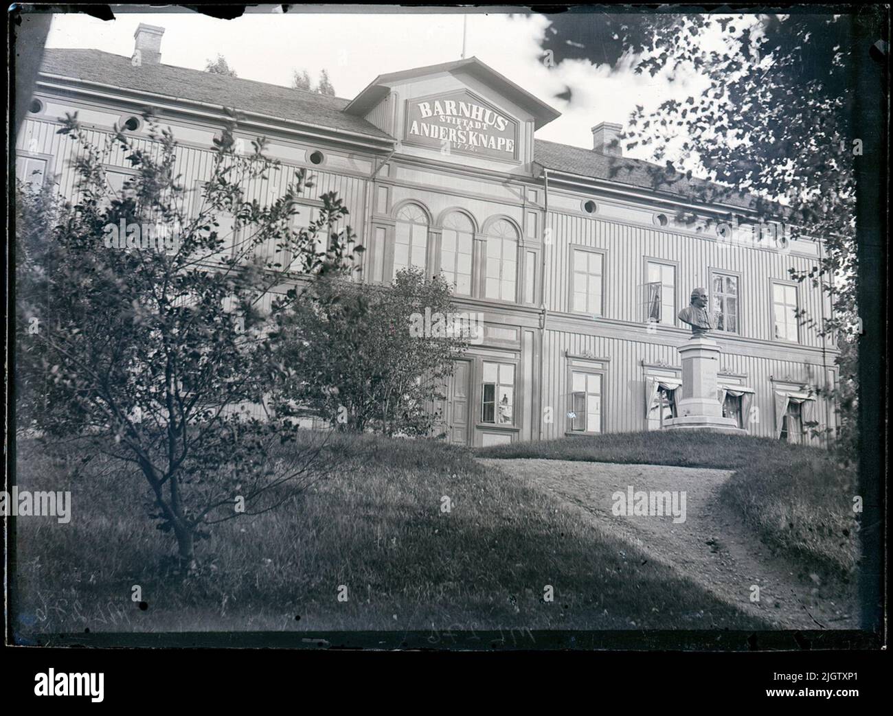 Secondo il precedente elenco: «Gustafsberg, Barnhuset». Foto di Barnhuset, Gustafsberg, che ha bruciato nel mese di ottobre 1894. Di fronte alla casa sorge il busto di Anders Knape Hansson inaugurato nel giugno 1876.lit: Jacobowsky, C. Vilhelm: Gustavsberg. La più antica stazione balneare della Svezia. Documenti del Nordic Museum 51. Stoccolma 1958.gustafsberg. Un mare e un ambiente per bambini a Bohuslän. Storia dell'edificio indagine e conservazione proposta. Rapporto sulla storia culturale 2. Il consiglio di amministrazione della contea di Goteborg e della contea di Bohus, Dipartimento di Scienze dell'arte presso l'Università di Gotebu Foto Stock