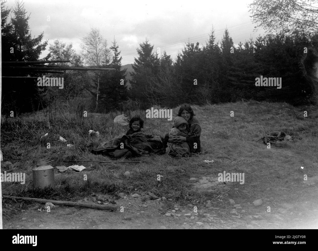 Bambini Rom al campeggio fuori di Munkedal Bambini appartenenti ad una delle famiglie di origine romana che hanno occasionalmente soggiornato a Munkedal. A sinistra nell'immagine sono presenti alcune barre della tenda. Il campo è in fase di costruzione o di spostamento. Vivere in tende come i Romani in questo momento era molto difficile. Pregarono con fieno con una pressione sulla parte superiore e dormirono insieme sotto spesse trapunte. E 'stato molto freddo e umido nella tenda e in alcune tende, come queste, non è possibile sparare a tutti.informazioni in conversazione 2015 con Monica Caldara, il Roma Centro Culturale di Malmö.Letteratura: Abbiamo letto di Ro Foto Stock