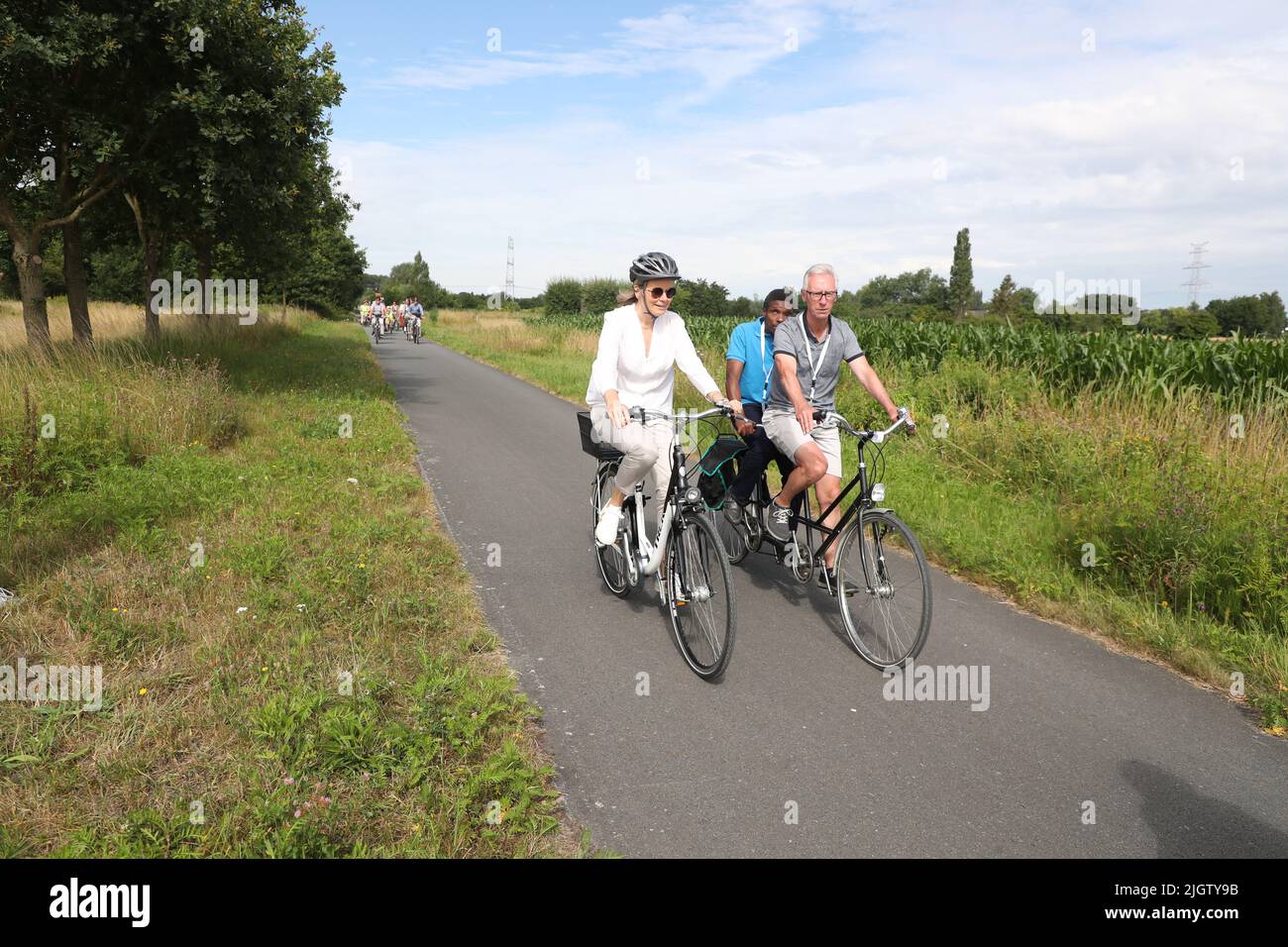 La regina Mathilde del Belgio è stata raffigurata in azione durante un giro in bicicletta con i residenti ciechi e a bassa visione del 'Licht en Liefde' a Varsenare, Fiandre Occidentali, mercoledì 13 luglio 2022, parte dell'iniziativa 'insieme in movimento per il benessere mentale'. In occasione del suo 50th compleanno, il 20 gennaio 2023, la Regina parteciperà a un tour a piedi o in bicicletta in tutte e dieci le province belghe e nella regione di Bruxelles, insieme a persone e organizzazioni coinvolte in progetti legati al benessere mentale. FOTO DI BELGA NICOLAS MAETERLINCK Foto Stock