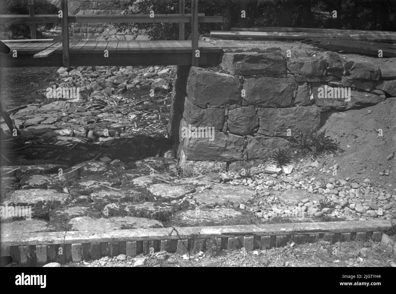 Vecchio ponte alla caserma. Si combina con la costruzione di polvere per la regolamentazione del Lago Vassbotten. Il regolamento si riferisce al flusso d'acqua nel Munkedalsälven al mulino di Munkedal. Foto Stock