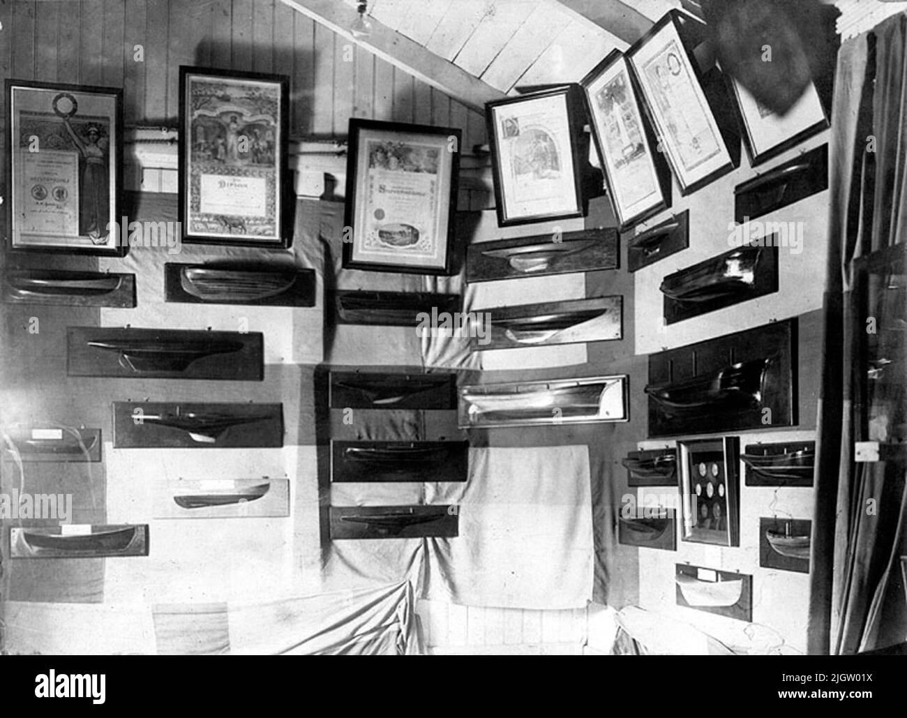 Scritto sul retro: Mostra dell'Halmstad Craft Association al Norre Cat di Halmstad 1919. Kadeller e diploma di costruttori navali Gustafsson. Foto Stock