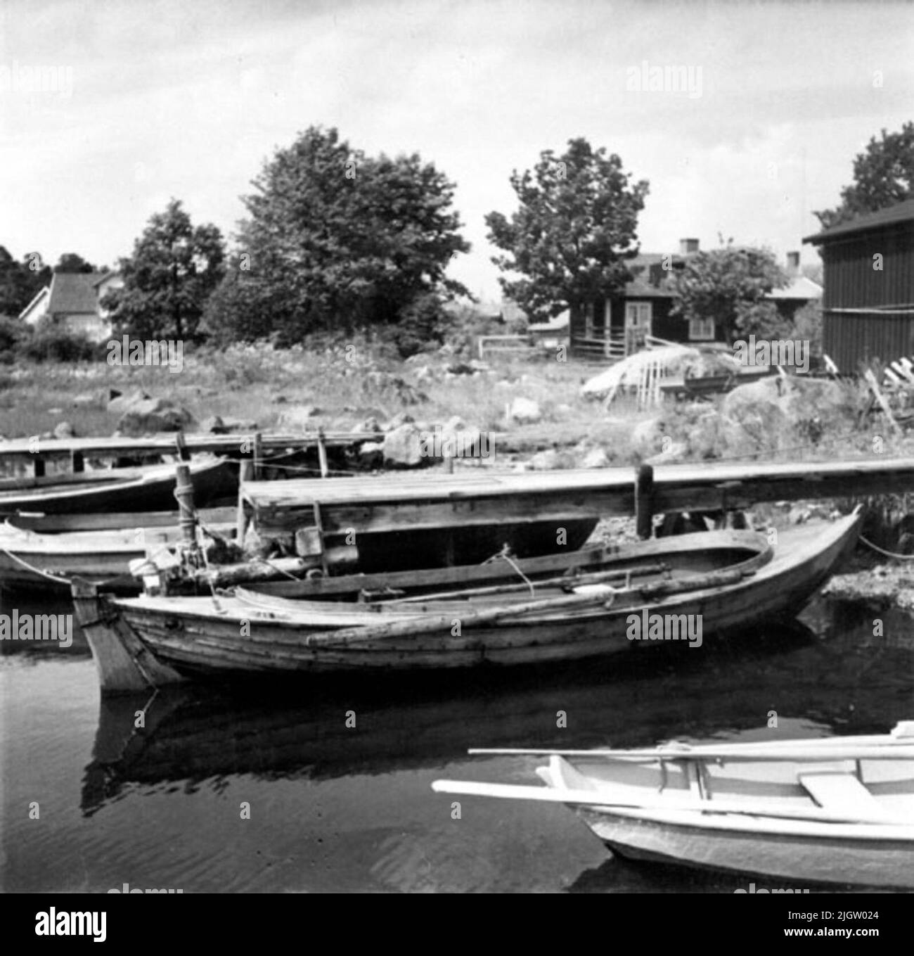 Scritto su carta larga chiusa: Il caposquadra pilota Holmströms barca al ponte pilota di Påskallavik. La barca fu costruita con diritto dal costruttore di barche Jonsson a Veckholm, Mönsterås. Ricostruzione e dotato di una poppa nel 1908 o 1909 da quattro teste Bäckström sulla diga. Motore, SEK 3*, inserito in 1917, pneumatici e tabella antischizzi 1926. Foto Hasslöf 1951. Foto Stock