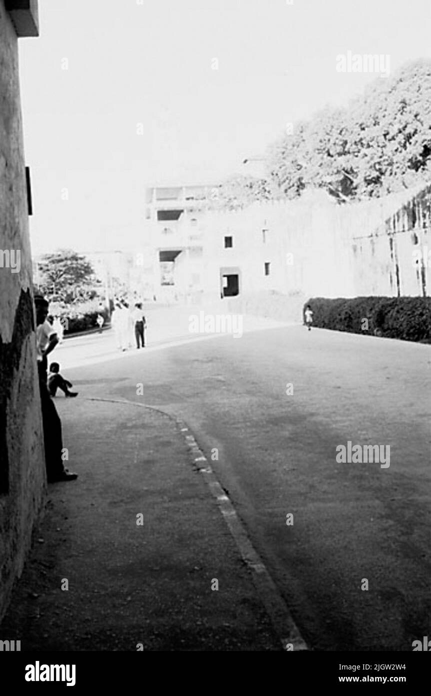 African journey, zanzibars acquisizione semplice: Libri e materiale di archivio.35 immagini in serie. La foto è stata scattata intorno al 1961-09-12. Una strada fiancheggiata da edifici residenziali. Nel crocevia si erge una persona, può essere una polizia stradale. Foto Stock