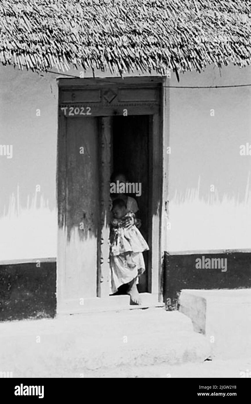 African journey, zanzibars acquisizione semplice: Libri e materiale di archivio.35 immagini in serie. La foto è stata scattata intorno al 1961-09-12. Due ragazze sono in una porta su un edificio residenziale. Sul telaio della porta alla casa è dipinto T2022. Foto Stock