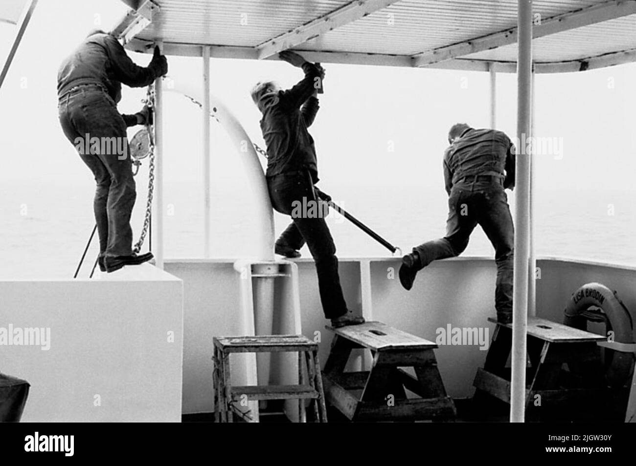 Viaggio africano, lavoro a bordo. Acquisizioni Squally: Libri e materiale di archivio.35 immagini in serie. La foto è stata scattata intorno al 1961-08-03. Tre uomini cambiano catena al gioco della barca di salvataggio. (?). Foto Stock
