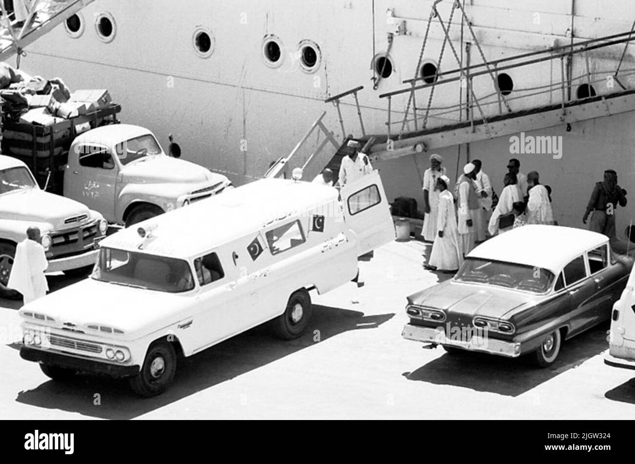 Viaggio africano, Jeddahsom - acquisizione a termine: Libri e materiale di archivio.35 immagini in serie. La foto è stata scattata intorno al 1961-08-15. Una nave passeggeri dal Pakistan. Un paio di auto si trovano sulla banchina. Uno di loro ha bandiere pakistane sul lato, probabilmente un automobile dalla società di trasporto marittimo. Foto Stock
