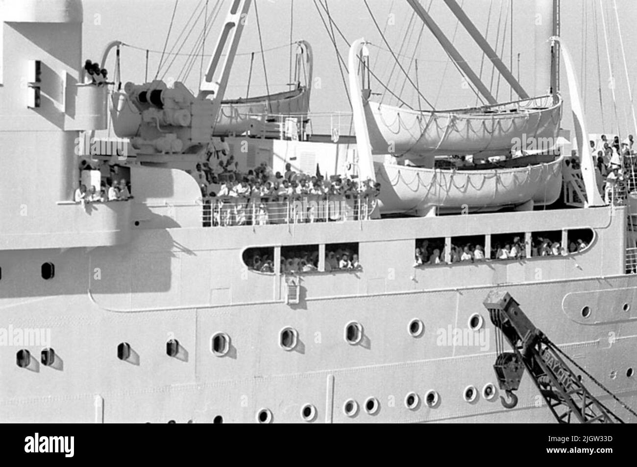 Viaggio africano, Jeddahsom - acquisizione a termine: Libri e materiale di archivio.35 immagini in serie. La foto è stata scattata intorno al 1961-08-15. Una nave passeggeri dal Pakistan. Pieno di crewmen e pellegrini si levano in piedi sul ponte. Foto Stock