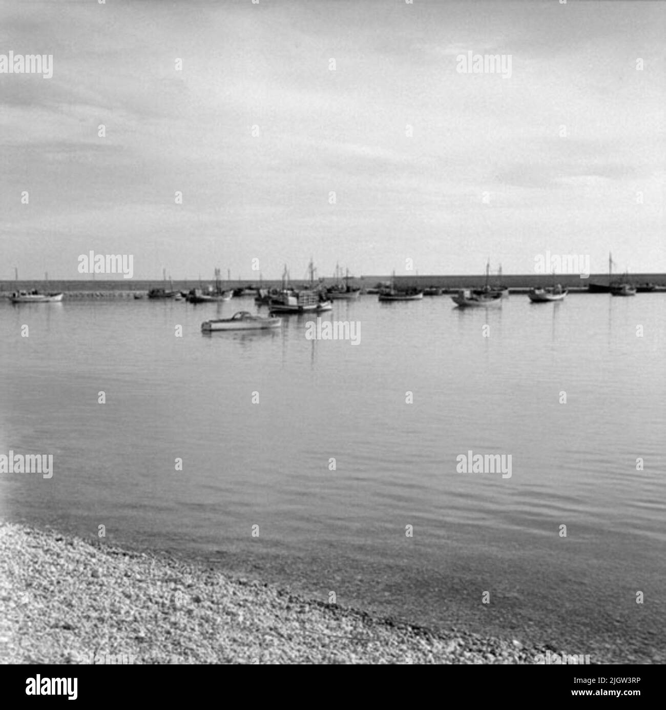 38. Spagna. Il giornale fotografico è disponibile presso B.M.A. + Album fotografici. Acquisizione: Libri e materiale di archivio. Foto scattate 1959-11-11,12 Foto in serie. Secondo le note: Spagna. Ö. Costa mediterranea, Altea, 11/11-59. Foto di un cantiere, di barche sulla spiaggia e in acqua. Vista su un porto più piccolo con barche da pesca in oscillazione. Foto Stock