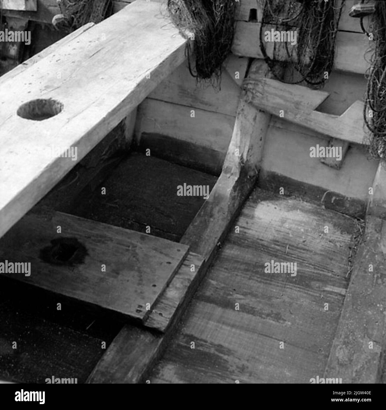 47. Portogallo. Photo Journal è disponibile presso B.M.A. + Album fotografici. Acquisizione: Libri e materiale di archivio. Foto scattate 1959-11-15,12 Foto in serie. Secondo le note: Portogallo. Costa atlantica, Setubal, 15/11 -59. Foto dal porto di pesca. Un primo piano di una barca. L'attrezzatura da pesca è visibile nella parte superiore. Foto Stock