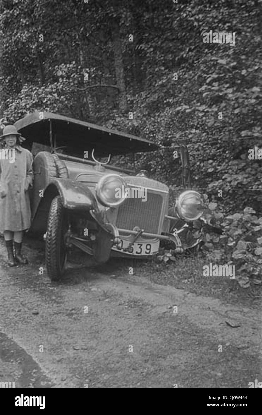 Dyke alla guida di Råda, la 1920s la vettura è forse un inglese Daimler e può avere a che fare con il Riksdagman e direttore Edvard Lithander (1870 1944). Lithander possedeva diverse auto pompose durante il 1920s in poi, come Rolls Royce. Sua moglie, Mabel McCFure William, era di Jersey. Foto Stock