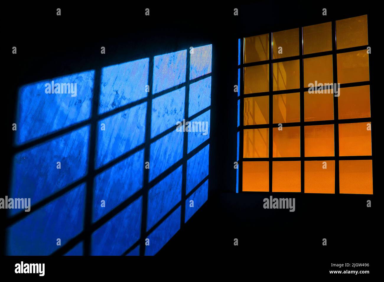Immagine di una grande finestra di colore arancione con un meraviglioso riflesso di ombre (luci e ombre) questa opera d'arte è adatta come sfondo per telefoni o f Foto Stock
