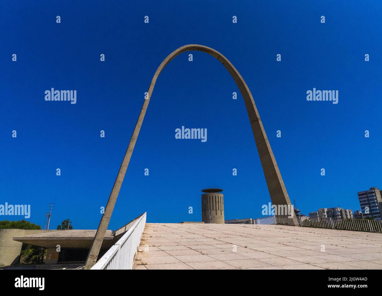 Arch in Rashid Karami Fiera Internazionale progettato da Oscar Niemeyer, governatorato del Nord, Tripoli, Libano Foto Stock