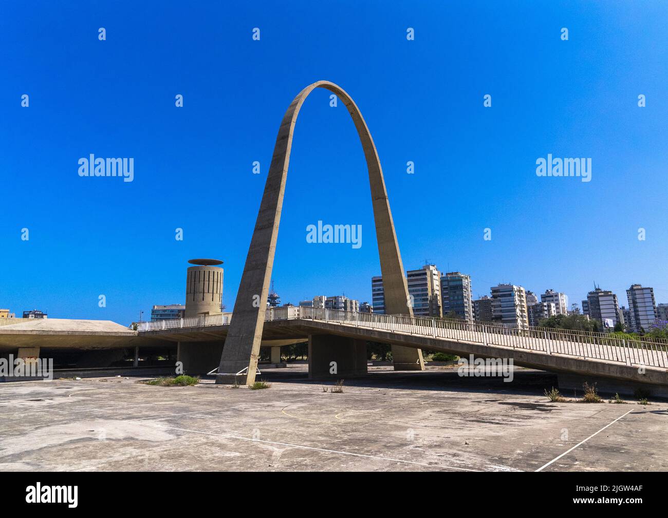Arch in Rashid Karami Fiera Internazionale progettato da Oscar Niemeyer, governatorato del Nord, Tripoli, Libano Foto Stock