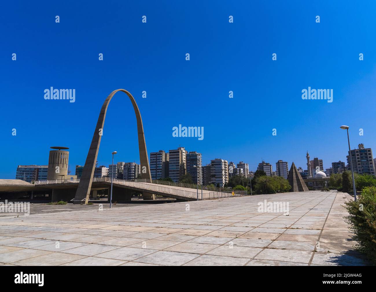 Arch in Rashid Karami Fiera Internazionale progettato da Oscar Niemeyer, governatorato del Nord, Tripoli, Libano Foto Stock